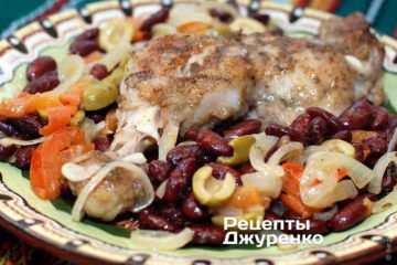 Курка тушкована з квасолею