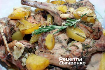 Кролик запеченный с розмарином и картофелем