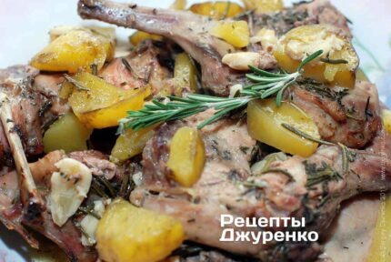 Кролик запеченный с розмарином и картофелем