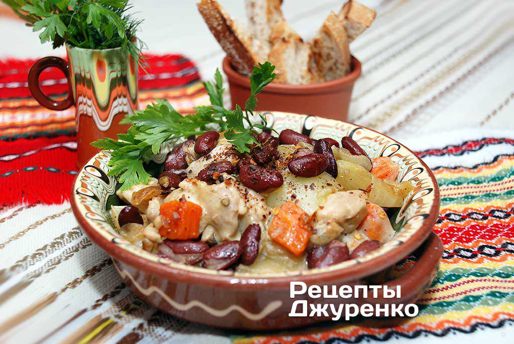 Фото рецепта: Фрикасе из курицы с фасолью и овощами с соусом бешамель