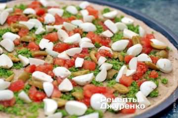 Разложить нарезанный сыр — моцарелла.