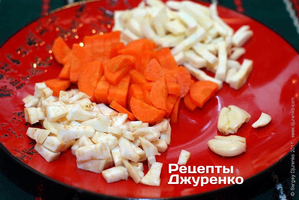 Нарізати корінці, моркву, картоплю і розчавити зубчики часнику.