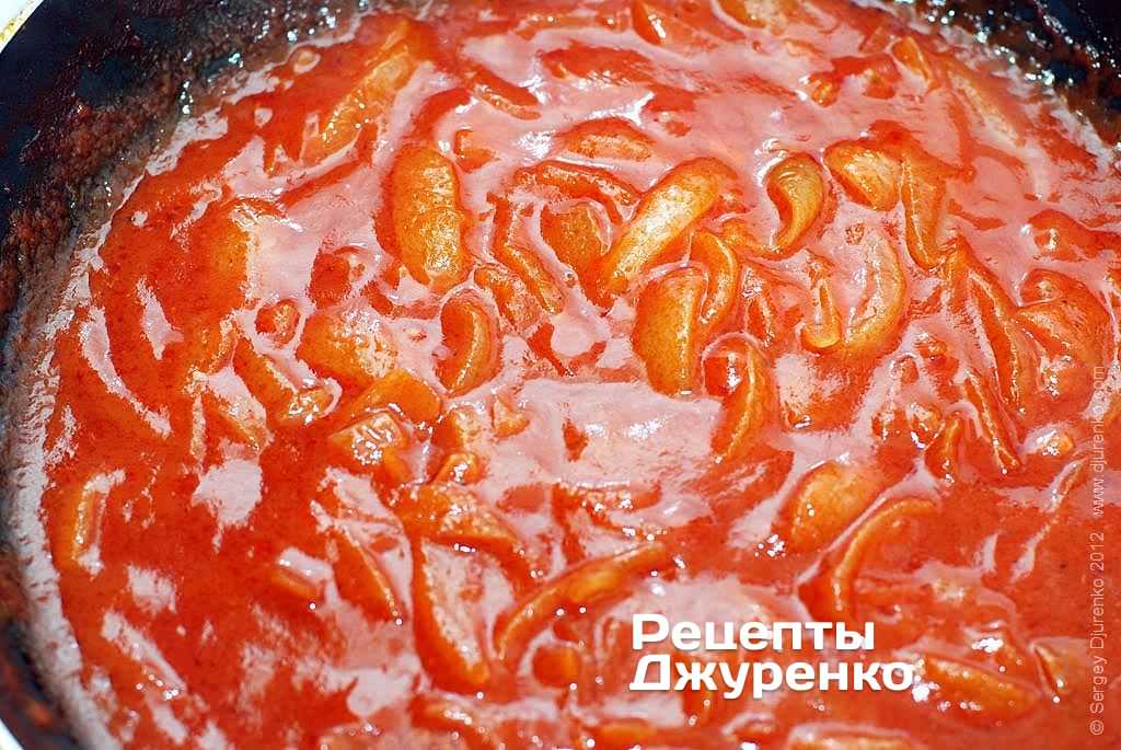 Добавить томатный соус.