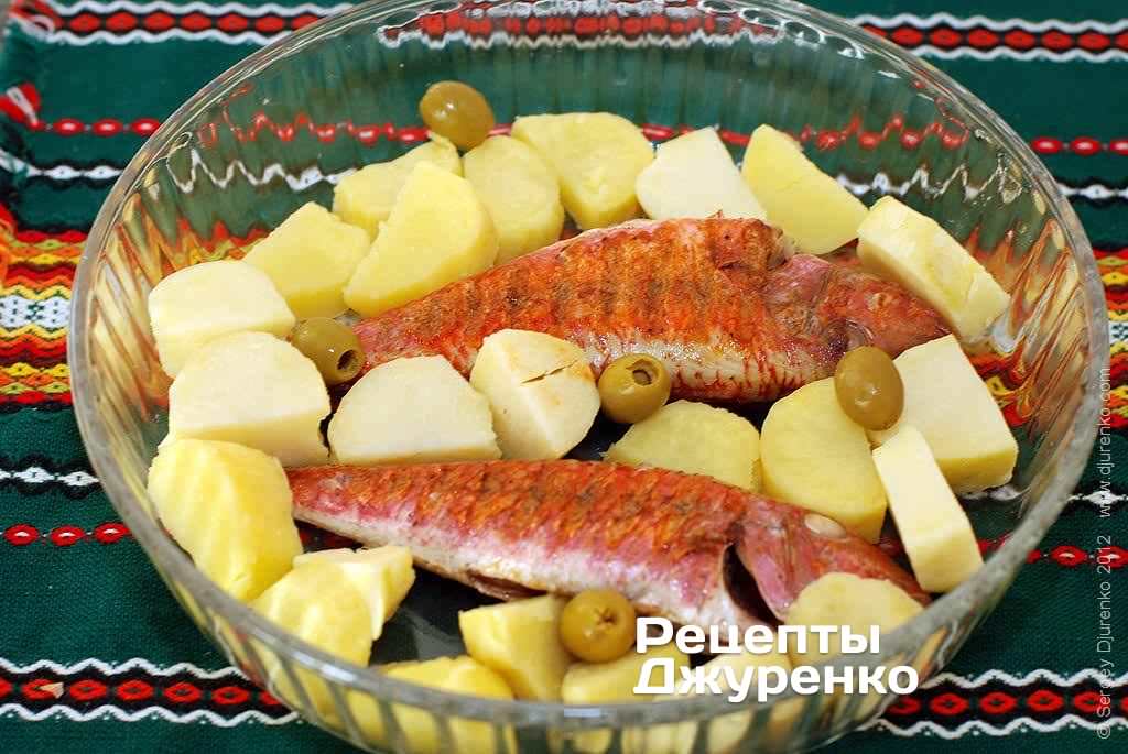 Скласти в форму рибу, картоплю.