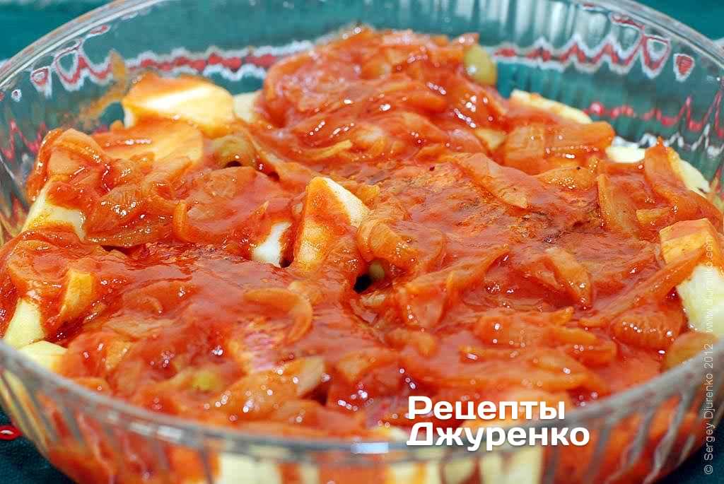 Залити рибу томатним соусом.
