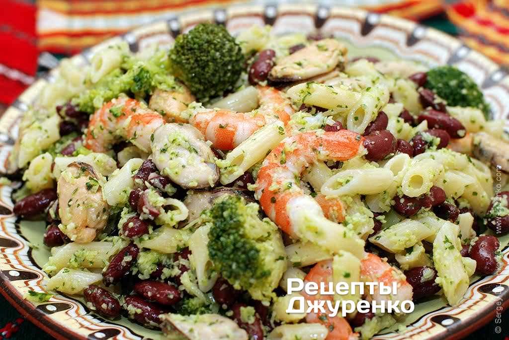  Салат с пастой — с добавкой морепродуктов и капустой брокколи. 