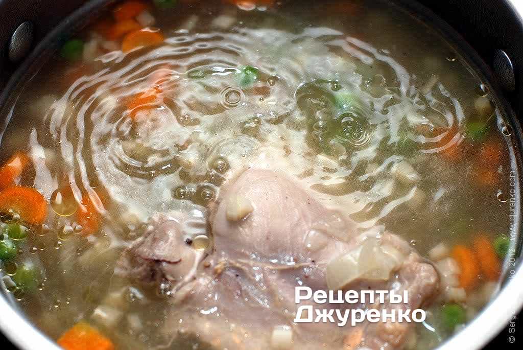 Вытащить курицу из супа.