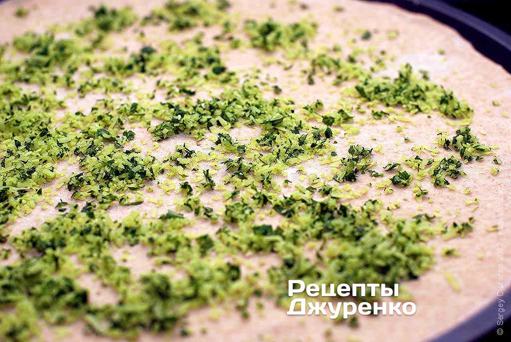 Посыпать тесто пармезаом с зеленью.