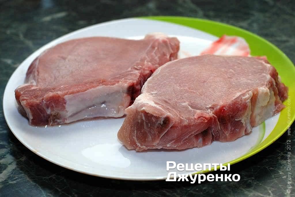 Куски корейки с косточкой.