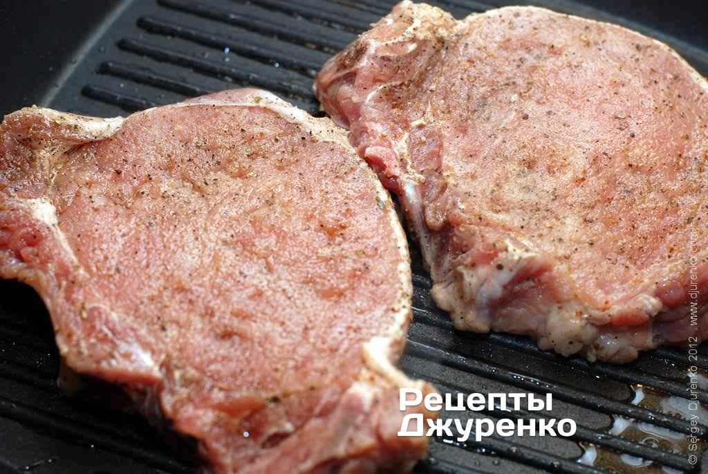 Выложить мясо на гриль и жарить.