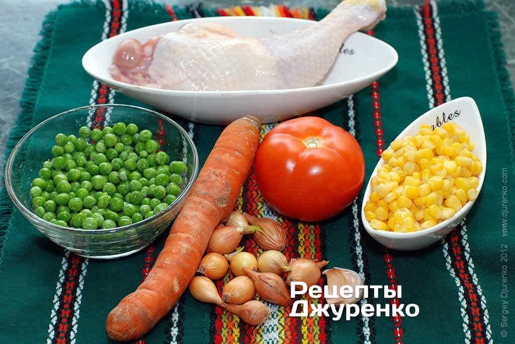 Інгредієнти: курячі стегенця, кукурудза, цибуля, горошок зелений, помідор, морквина. Фото рецепта. Крок 1 Інгредієнти: курячі стегенця, кукурудза, цибуля, горошок зелений, помідор, морквина.