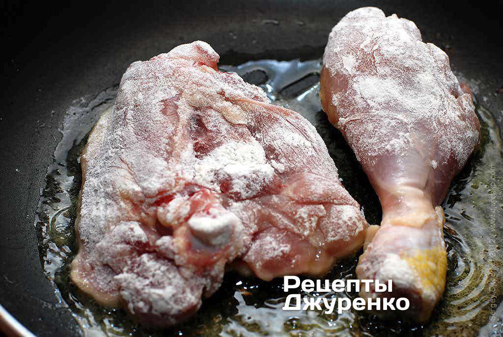 Обваляти куряче м'ясо в борошні, і виклати на розігріту сковорідку.