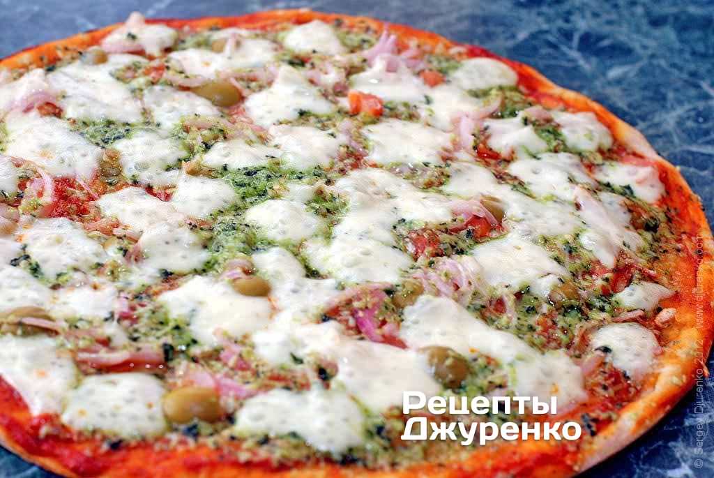 Пицца с луком и оливками