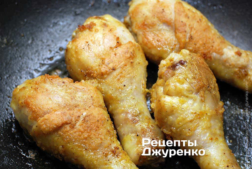 Обжарить до румяной корочки и тушить до готовности.