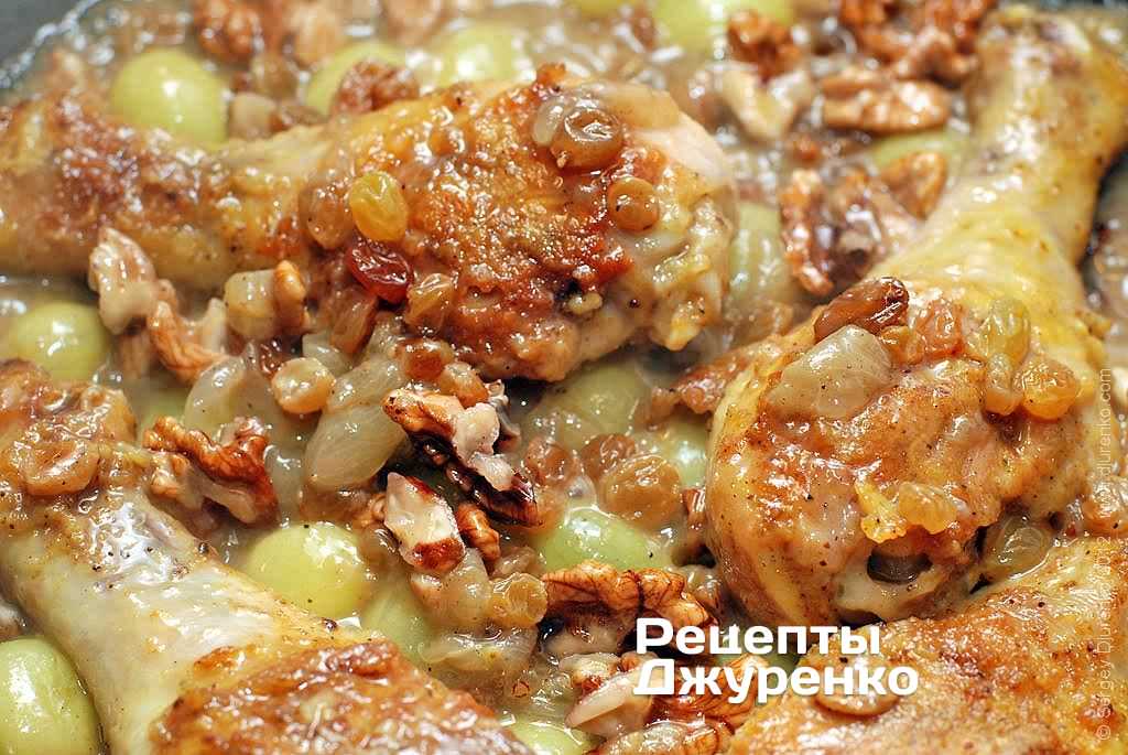 Залить куриные ножки соусом и тушить до полной готовности.