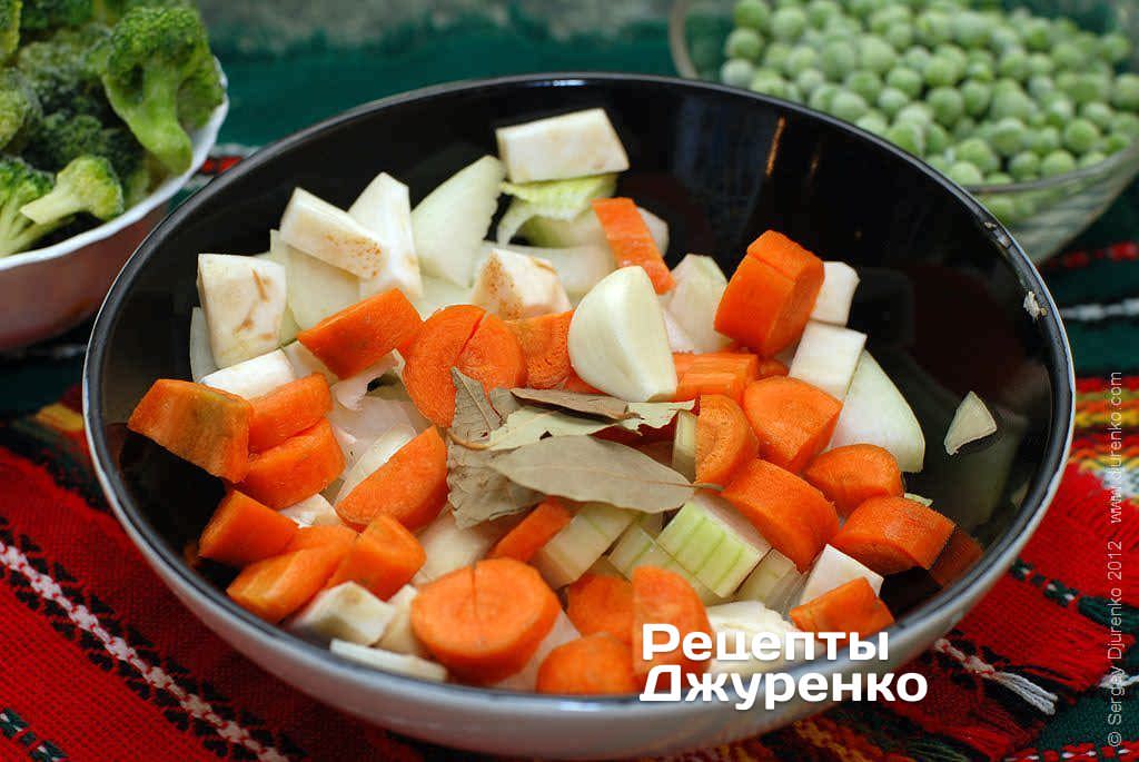 Нарізати овочі для супу.