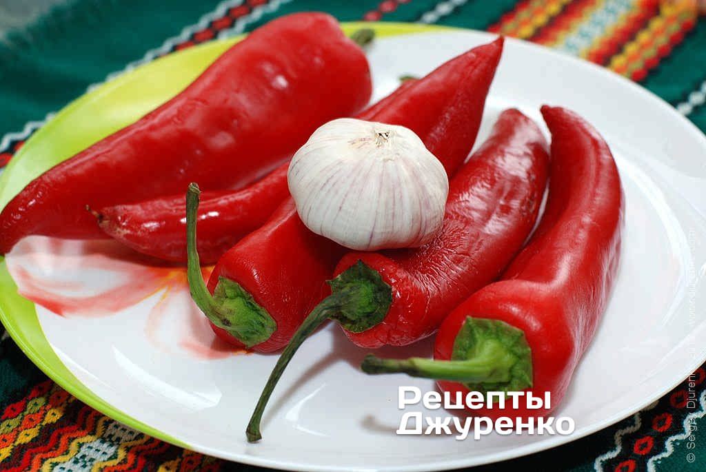 Червоний стручковий перець і часник.