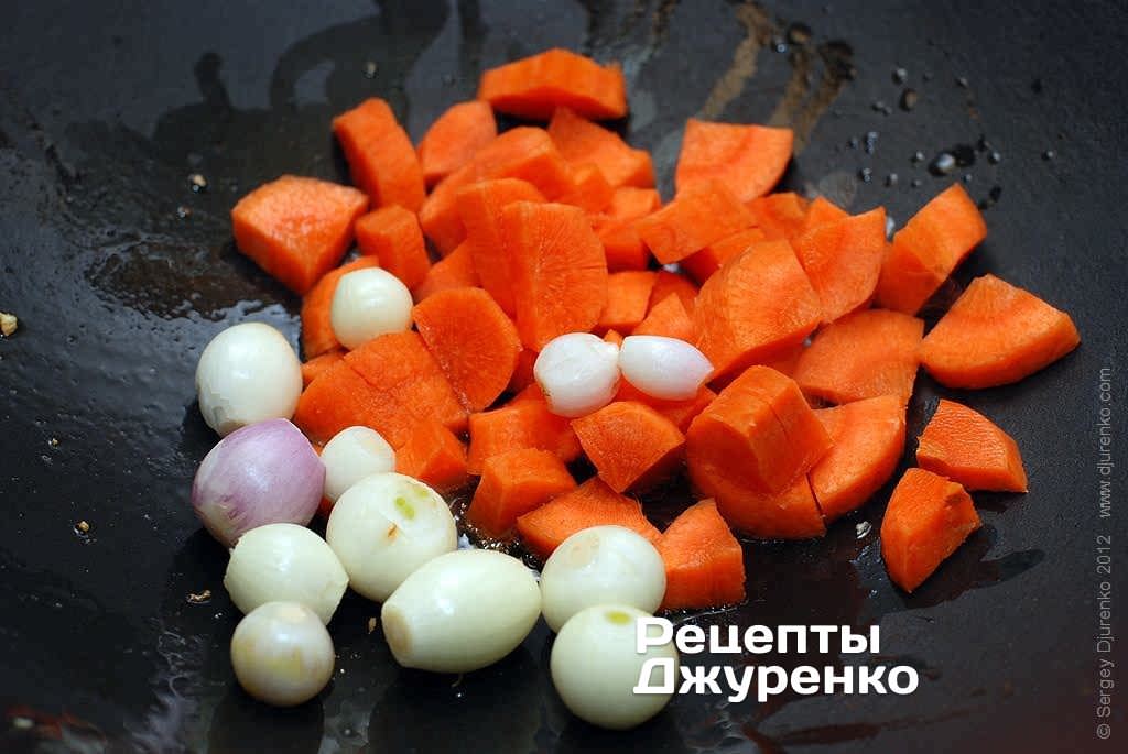 Обжарить на масле морковку и лук.