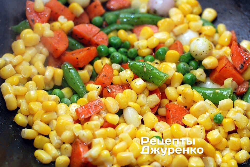 Добавить консервированную кукурузу.