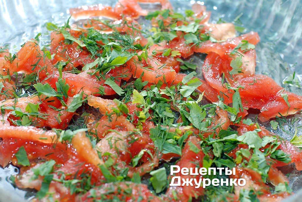 Розкласти помідор із зеленню.