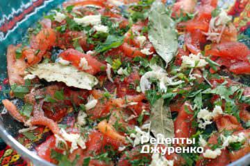 Разложить чеснок и специи.