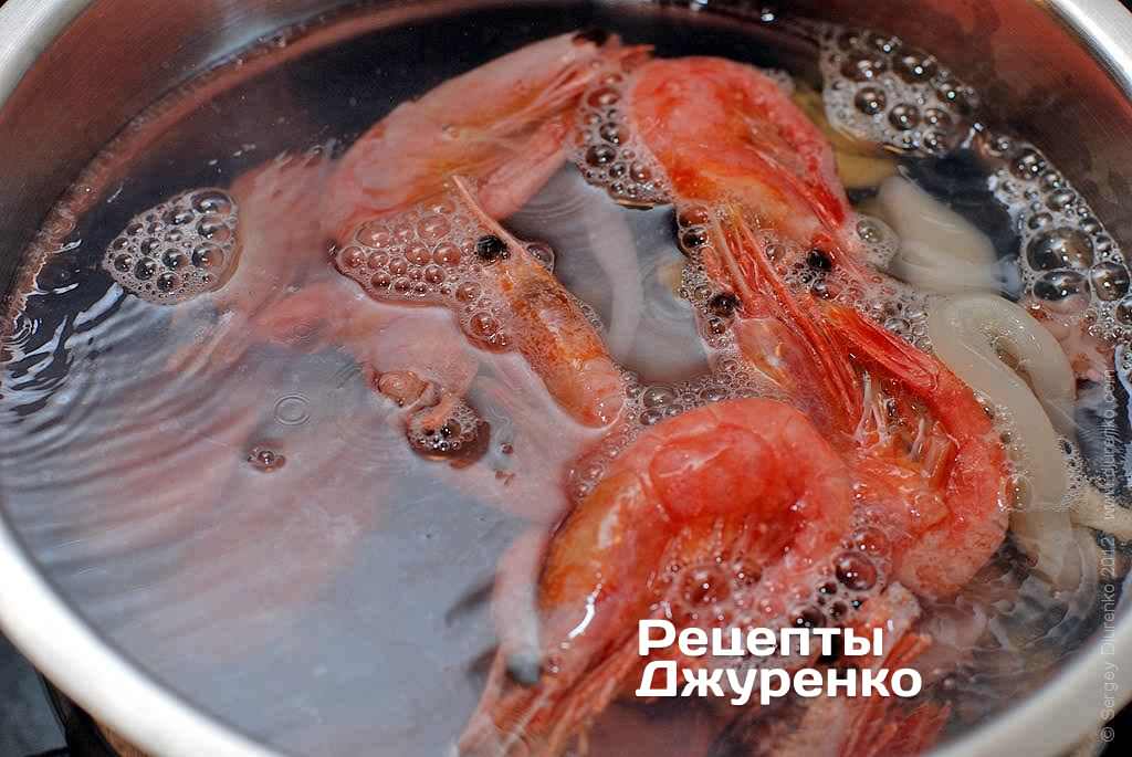 Довезти морепродукти до кипіння і злити воду.