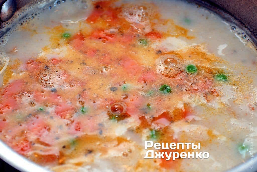 Відразу ж додати в суп з морепродуктів вершки, довести до кипіння і варити до готовності.