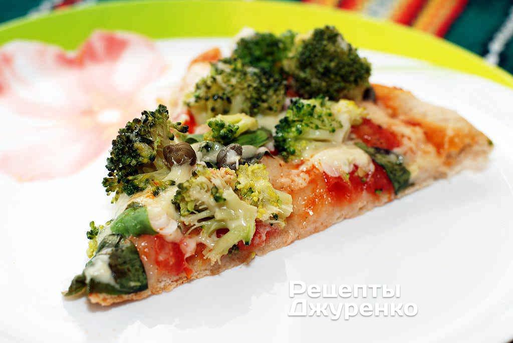 Смачна зелена піца з броколі.
