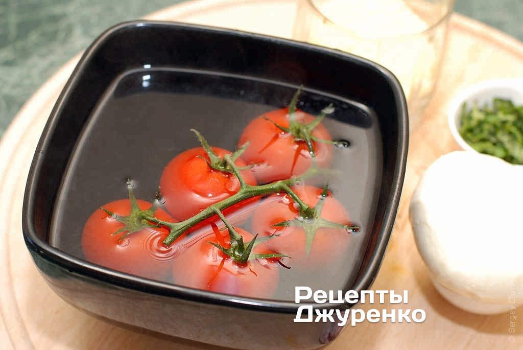 Обшпарити помідори, видалити насіння і шкірку.