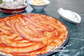 Смазать соусом.