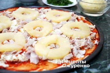 Выложить кружочки ананаса.