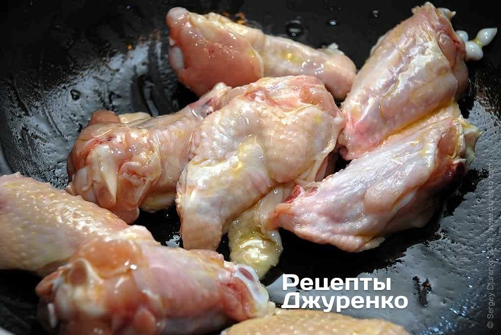 Обжарить кусочки курицы.