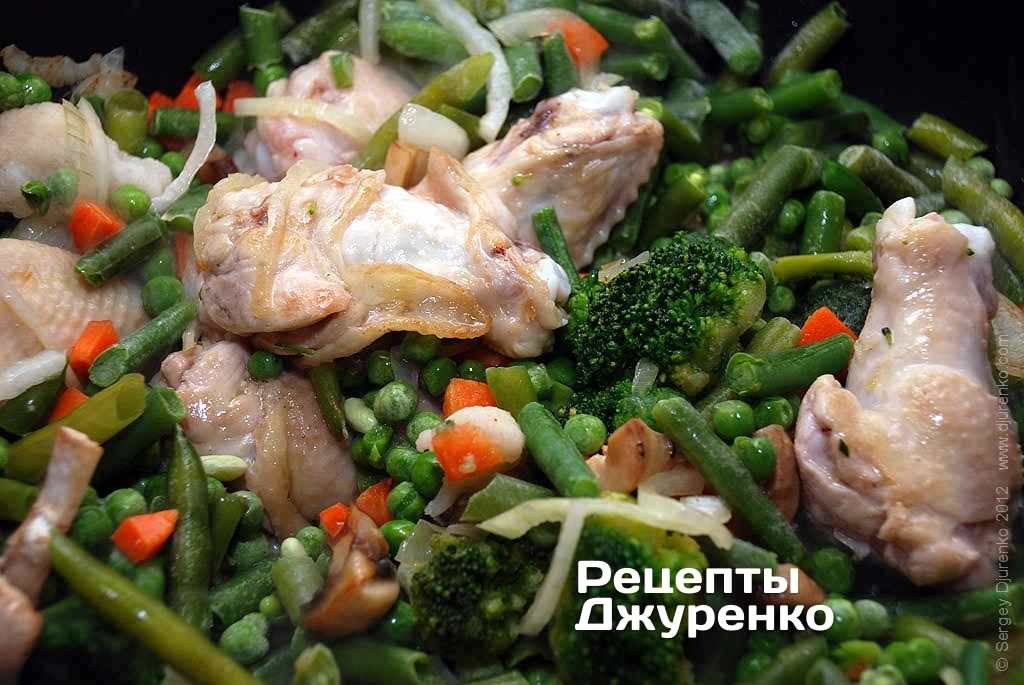 Добавить зеленый горошек, зеленую фасоль и брокколи.