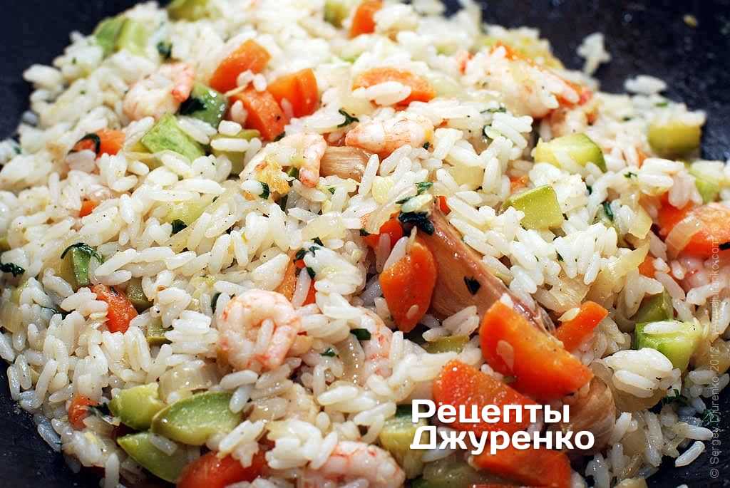 Смешать с рисом и пропарить на небольшом огне под крышкой.