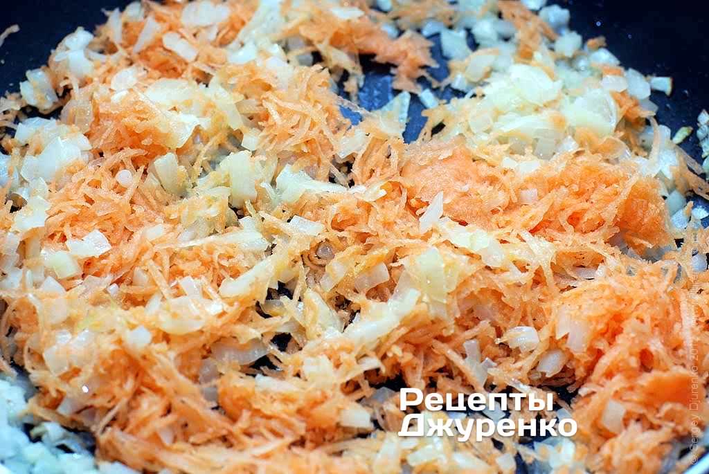 Очищенную морковку натереть на мелкую терку и добавить к обжаренному луку.