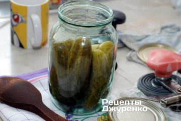 Огурцы разложить в банки.