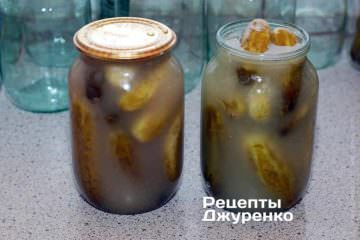 Повторно залить кипящим рассолом и укупорить.