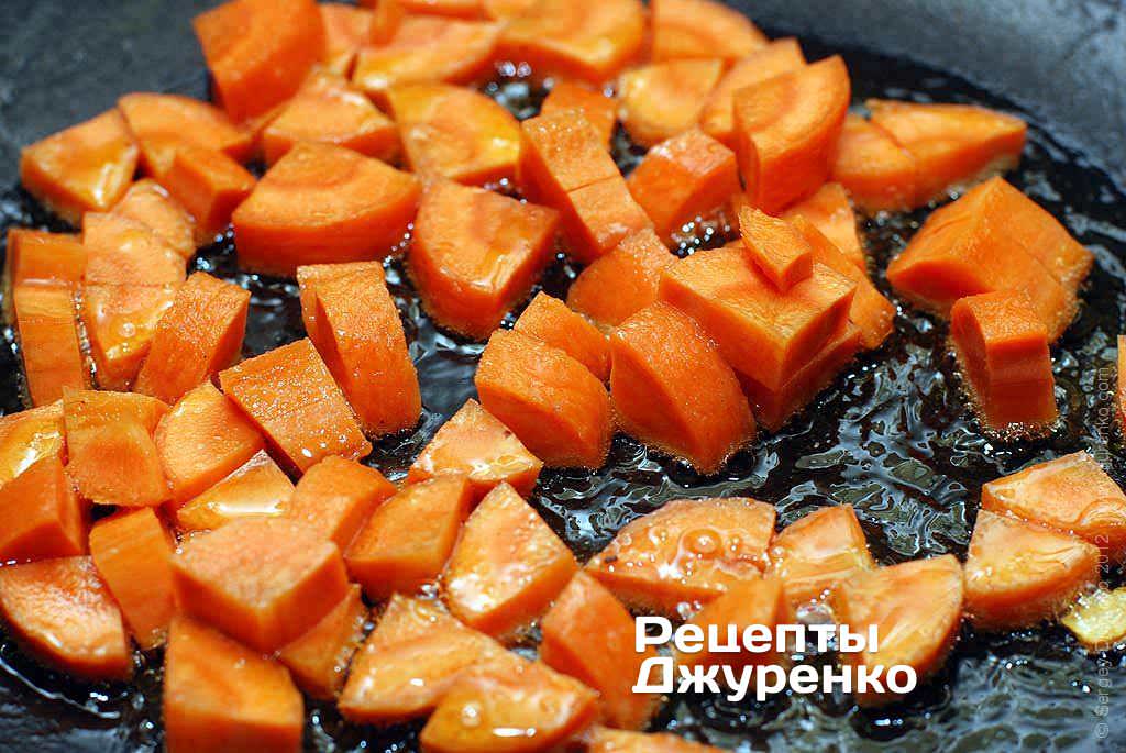 Обжарить морковку на масле.