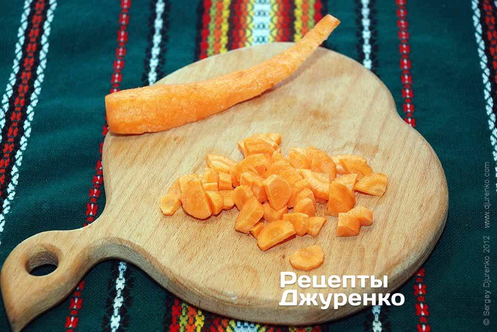 Очистить и нарезать морковку.