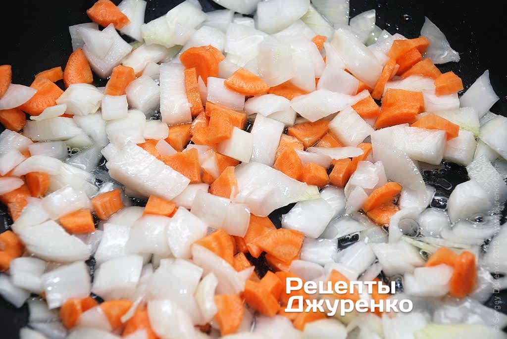 Обжарить до мягкости лук и морковку.