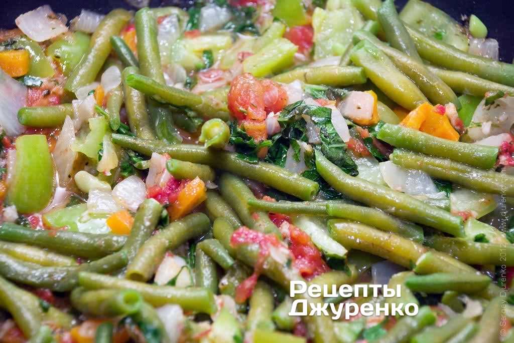 Смешать с овощами отваренную фасоль.