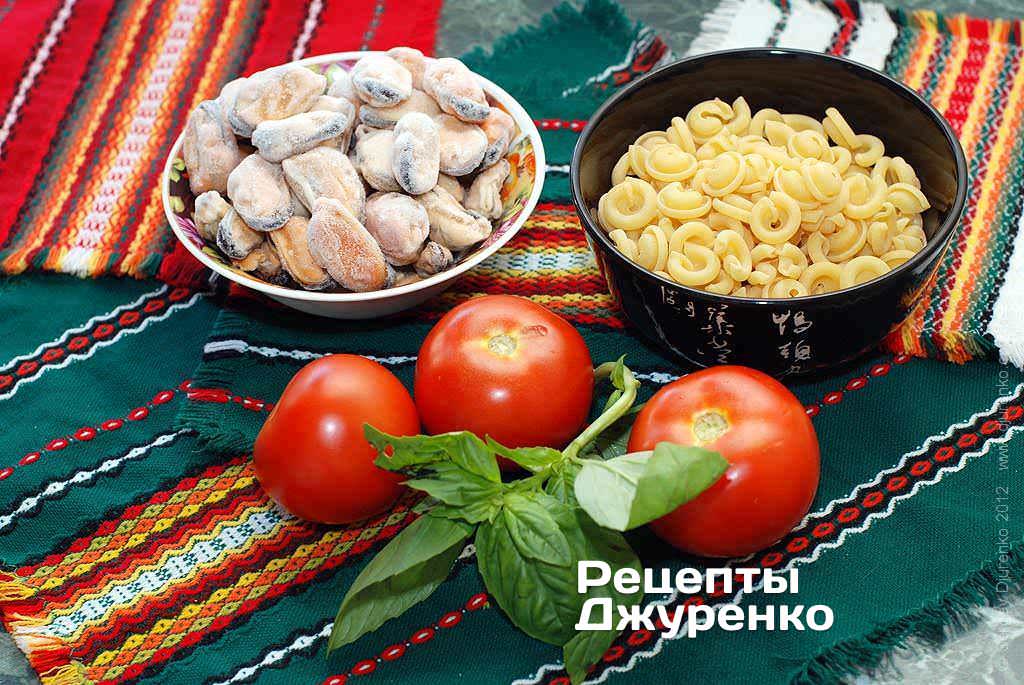 Ингредиенты: паста (cappelletti), мидии, помидоры, базилик, оливковое масло, специи.