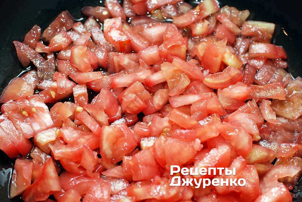 Тушить помидоры со специями.