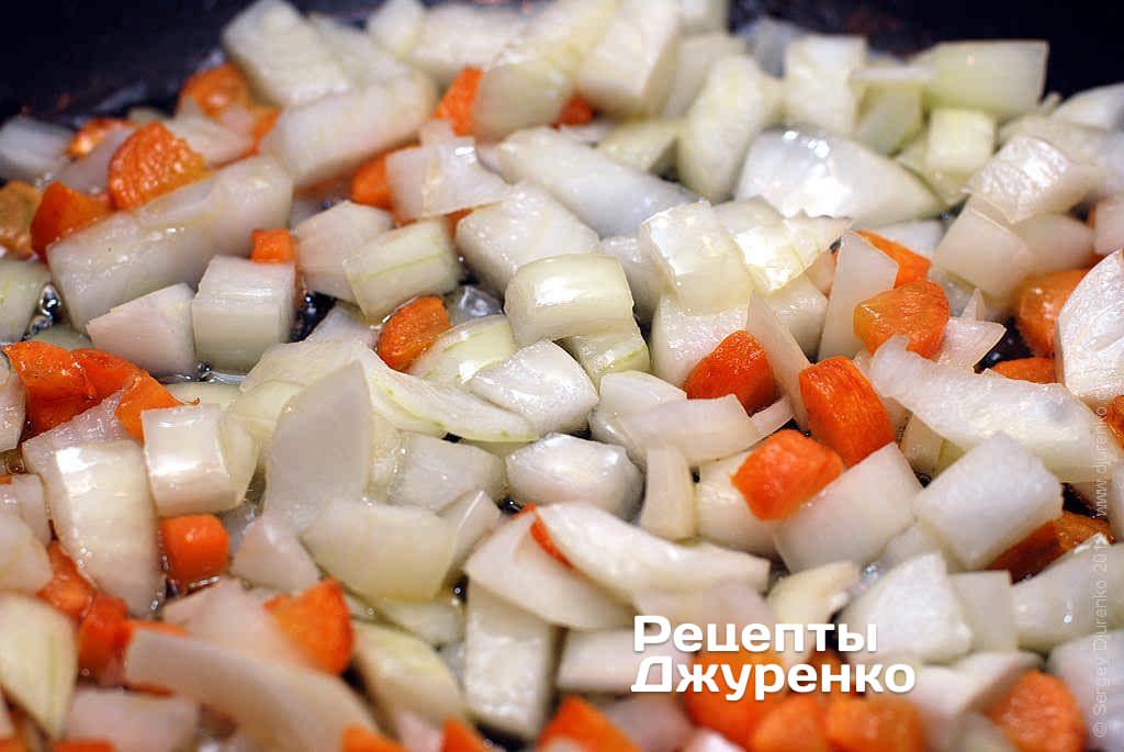Добавить лук и обжарить его с морковкой.