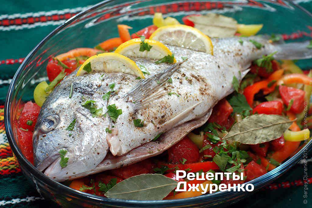 Приготовить морскую рыбу вкусно. Дорадо в фольге с лимоном. Дорадо рыба в духовке. Дорадо с овощами в духовке. Дорадо с тархуном.