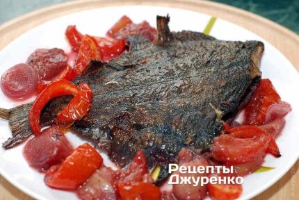 Камбала в духовці запечена зі сливами