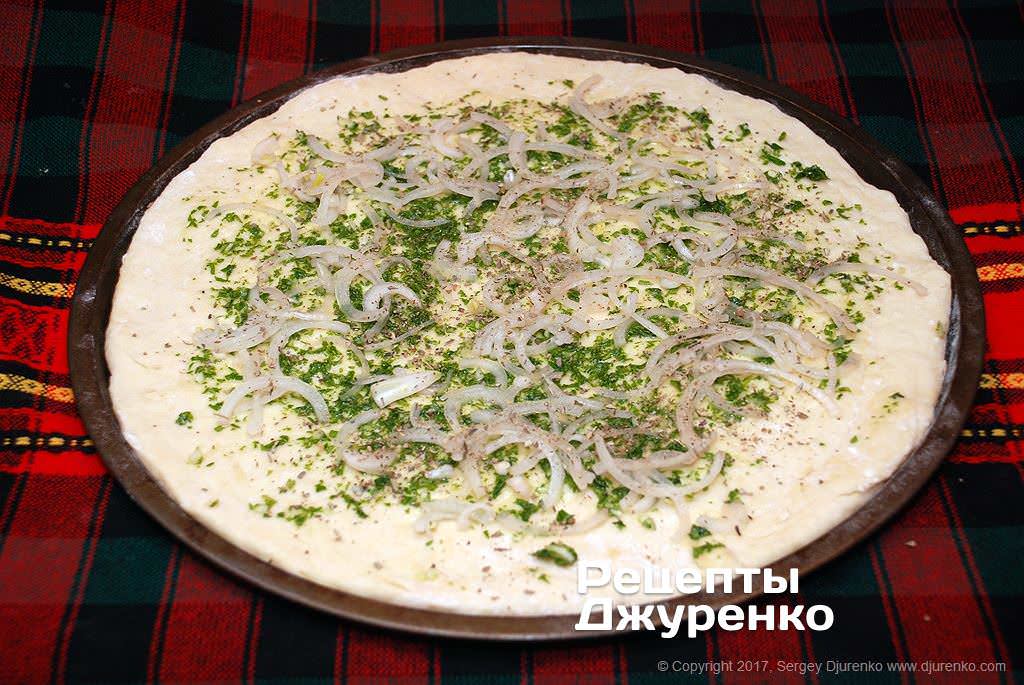 Разложить маринованный лук.