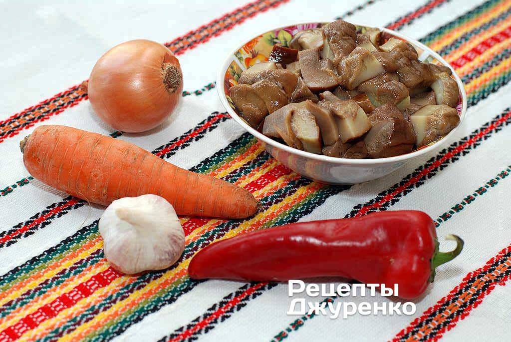 Красный рис, грибы и овощи.