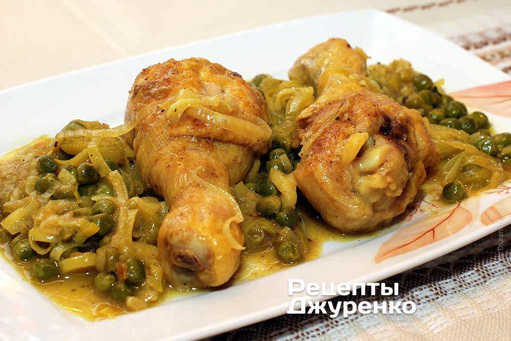 Готова страва Курячі ніжки в соусі з цибулі-порею з зеленим горошком
