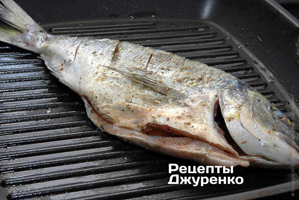 Удобно жарить рыбу на сковородке-гриль.
